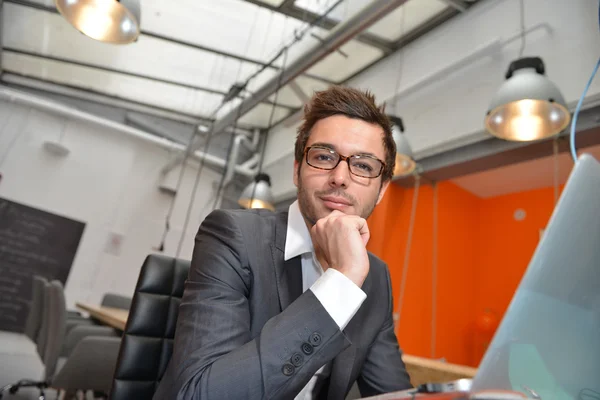 Portrait d'un homme d'affaires souriant posant dans un bureau de coworking — Photo