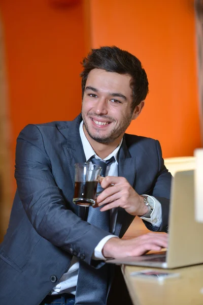 Beau homme d'affaires au restaurant buvant du café — Photo