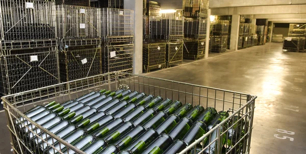 Garrafas de vinho na adega industrial — Fotografia de Stock