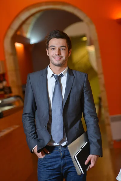 Portrait d'un homme d'affaires souriant posant dans un bureau de coworking — Photo