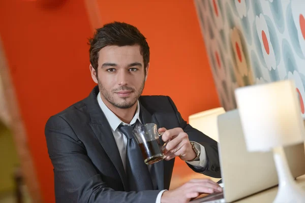 Krásný obchodní muž v restauraci pití kávy — Stock fotografie