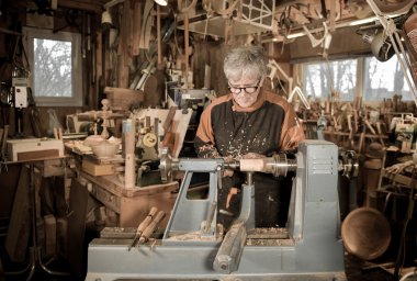 Ahşap açmak için dönen bir kelepçe kullanarak woodturners.