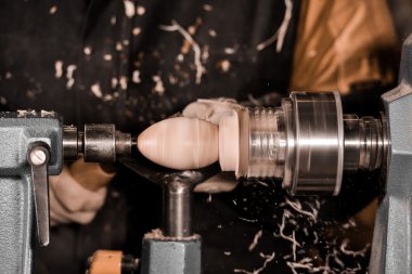 Ahşap açmak için dönen bir kelepçe kullanarak woodturners.