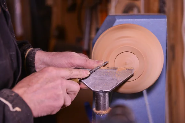 Tornos de madera que utilizan una abrazadera giratoria para girar la madera . —  Fotos de Stock