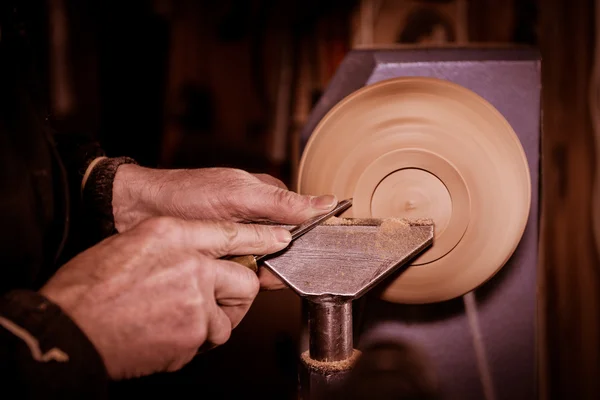 Tornitori di legno utilizzando un morsetto rotante per girare il legno . — Foto Stock