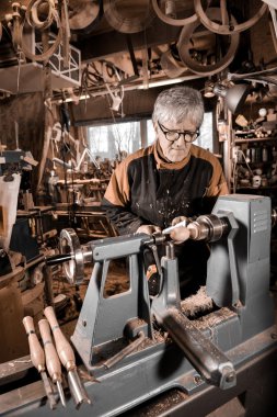 Ahşap açmak için dönen bir kelepçe kullanarak woodturners.