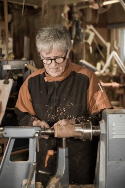 Ahşap açmak için dönen bir kelepçe kullanarak woodturners.