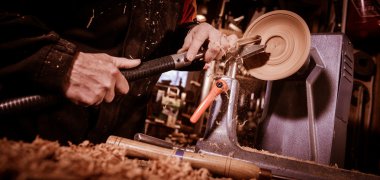 Ahşap açmak için dönen bir kelepçe kullanarak woodturners.