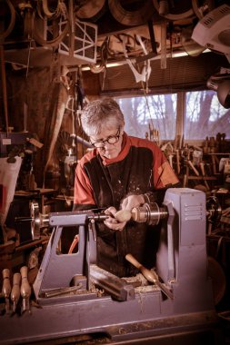 Ahşap açmak için dönen bir kelepçe kullanarak woodturners.