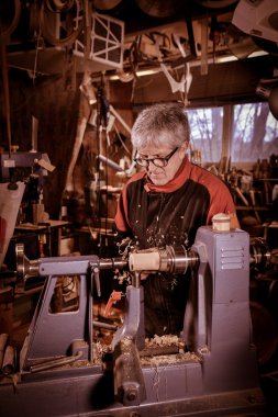 Ahşap açmak için dönen bir kelepçe kullanarak woodturners.