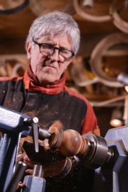 Ahşap açmak için dönen bir kelepçe kullanarak woodturners.