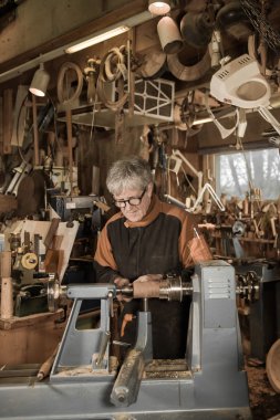 Ahşap açmak için dönen bir kelepçe kullanarak woodturners.