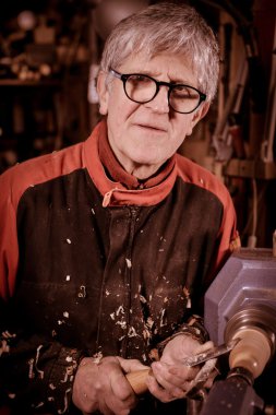 Ahşap açmak için dönen bir kelepçe kullanarak woodturners.