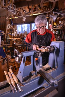 Ahşap açmak için dönen bir kelepçe kullanarak woodturners.