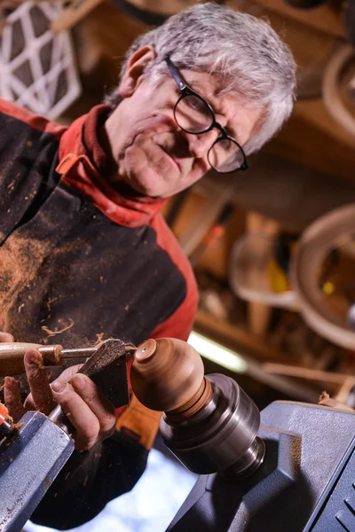 Tornitori di legno utilizzando un morsetto rotante per girare il legno . — Foto Stock