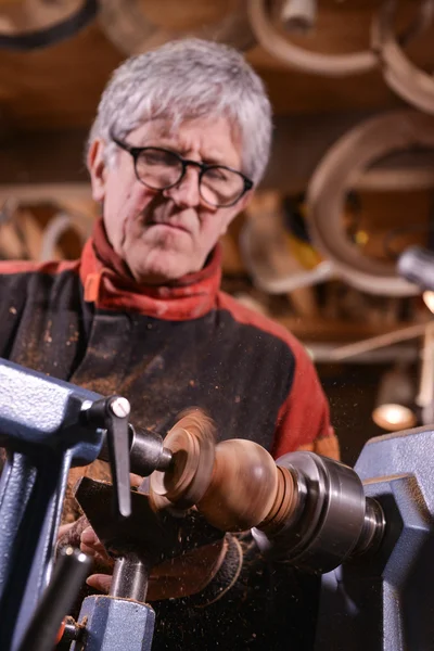 Ahşap açmak için dönen bir kelepçe kullanarak woodturners.