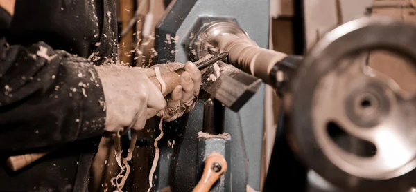 Tornitori di legno utilizzando un morsetto rotante per girare il legno . — Foto Stock