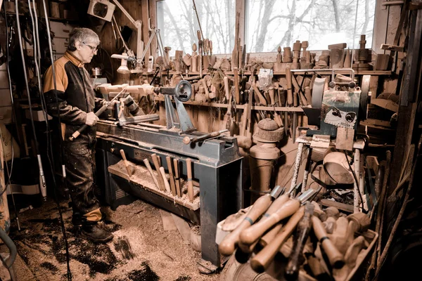 Tornitori di legno utilizzando un morsetto rotante per girare il legno . — Foto Stock