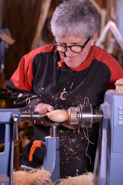 Ahşap açmak için dönen bir kelepçe kullanarak woodturners.