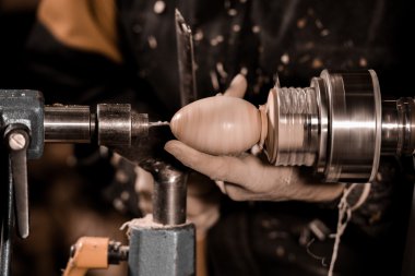 Ahşap açmak için dönen bir kelepçe kullanarak woodturners.