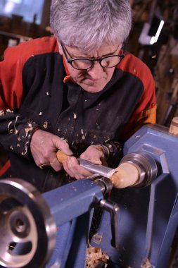 Ahşap açmak için dönen bir kelepçe kullanarak woodturners.