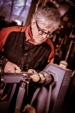 Ahşap açmak için dönen bir kelepçe kullanarak woodturners.