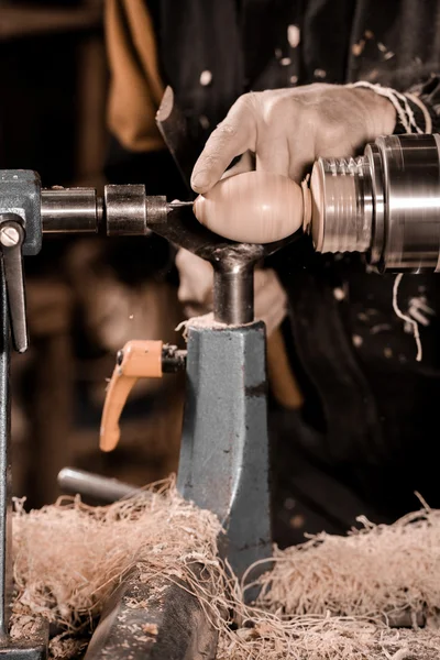 Svarvare med hjälp av en roterande klämma för att vända trä. — Stockfoto