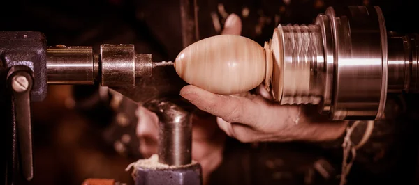 Tornos de madera que utilizan una abrazadera giratoria para girar la madera . —  Fotos de Stock