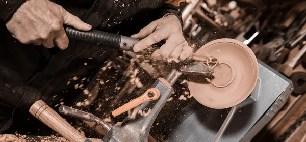 Woodturners usando uma braçadeira rotativa para virar a madeira . — Fotografia de Stock