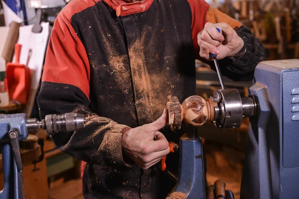 Tornos de madera que utilizan una abrazadera giratoria para girar la madera . —  Fotos de Stock