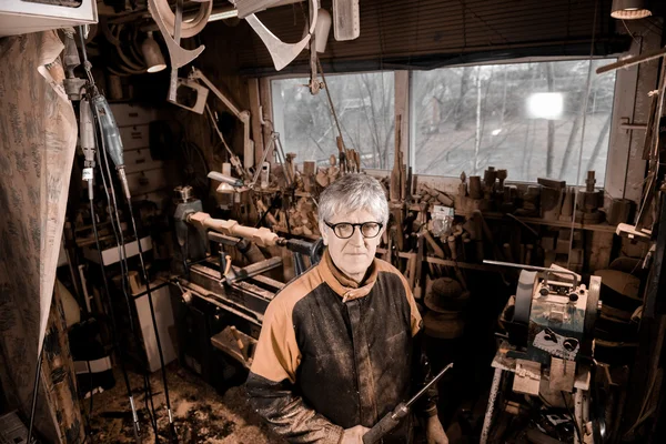 Woodturners using a rotating clamp to turn the wood. — Stock Photo, Image