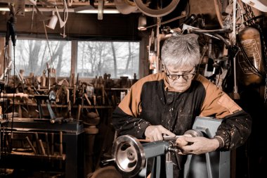 Ahşap açmak için dönen bir kelepçe kullanarak woodturners.