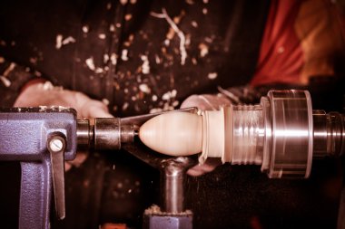 Ahşap açmak için dönen bir kelepçe kullanarak woodturners.