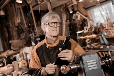 Ahşap açmak için dönen bir kelepçe kullanarak woodturners.