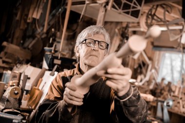 Ahşap açmak için dönen bir kelepçe kullanarak woodturners.