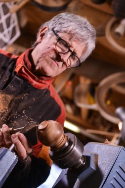 Ahşap açmak için dönen bir kelepçe kullanarak woodturners.