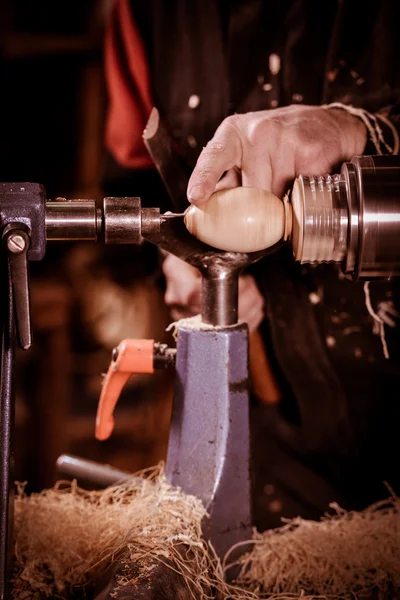 Woodturners usando uma braçadeira rotativa para virar a madeira . — Fotografia de Stock