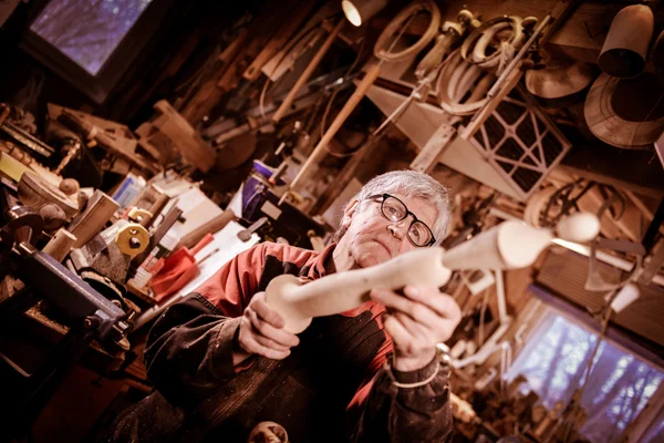 Woodturners using a rotating clamp to turn the wood. — Stock Photo, Image