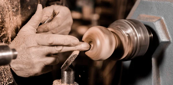 Woodturners usando uma braçadeira rotativa para virar a madeira . — Fotografia de Stock