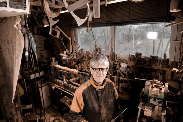 Woodturners using a rotating clamp to turn the wood. — Stock Photo, Image