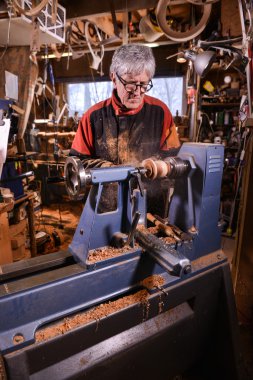 Ahşap açmak için dönen bir kelepçe kullanarak woodturners.