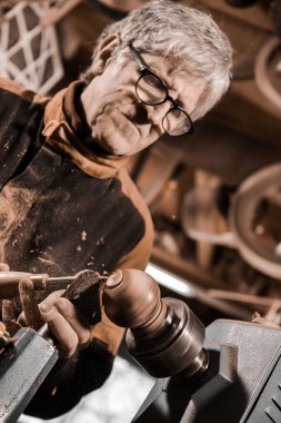 Ahşap açmak için dönen bir kelepçe kullanarak woodturners.