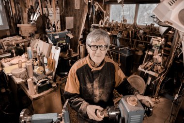 Ahşap açmak için dönen bir kelepçe kullanarak woodturners.