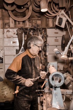 Ahşap açmak için dönen bir kelepçe kullanarak woodturners.