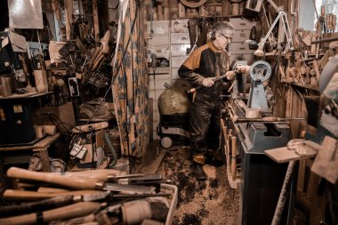 Ahşap açmak için dönen bir kelepçe kullanarak woodturners.