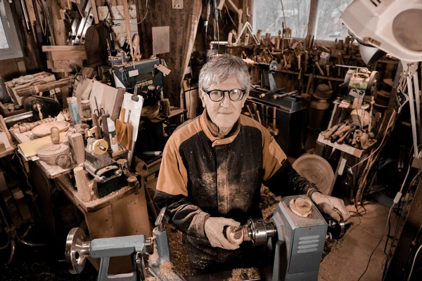 Woodturners using a rotating clamp to turn the wood. — Stock Photo, Image