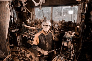 Ahşap açmak için dönen bir kelepçe kullanarak woodturners.