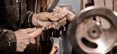 Ahşap açmak için dönen bir kelepçe kullanarak woodturners.