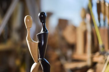 Ahşap açmak için dönen bir kelepçe kullanarak woodturners.