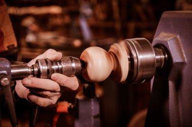 Ahşap açmak için dönen bir kelepçe kullanarak woodturners.